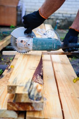 Erkekler kullanın ev Const için ahşap plakalar kesmek için el Held güç gördüm