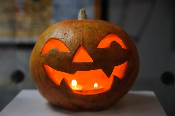 Halloween pompoen met eng op het raam bij nacht — Stockfoto