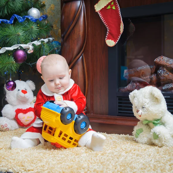 Pequeno lindo bebê no traje Papai Noel — Fotografia de Stock