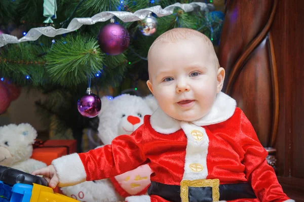 Kleine mooie baby in Santa Claus kostuum — Stockfoto