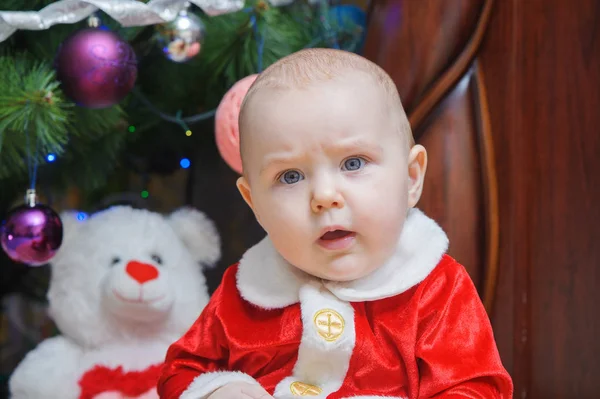 Kleine mooie baby in Santa Claus kostuum — Stockfoto