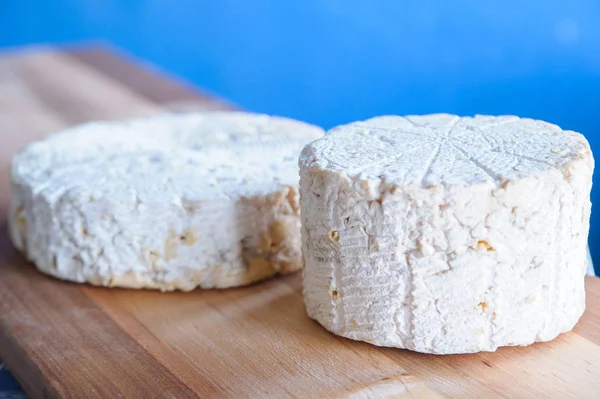 Fromage à la laiterie, fromage mûrit sur des supports en bois — Photo gratuite