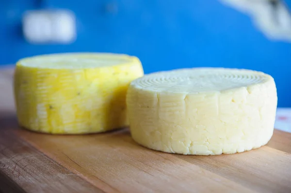A tej és tejtermékek, sajt sajt érik, a fa állványok — Stock Fotó