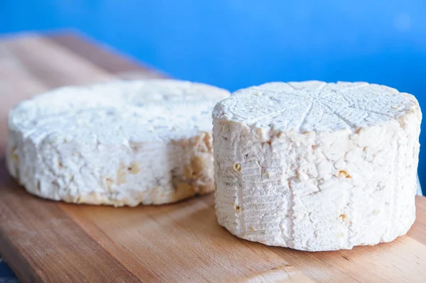 木製ラックに乳製品、チーズでチーズを熟成します。 ストック画像
