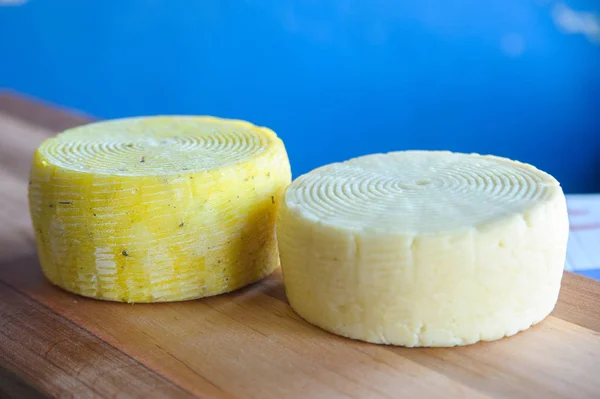 Сир на молоці, сир дозріває на дерев'яних стійках Ліцензійні Стокові Фото