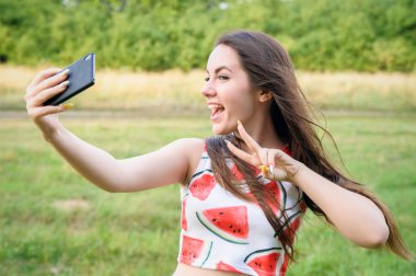 Genç güzel kız selfie gün batımında yapıyor