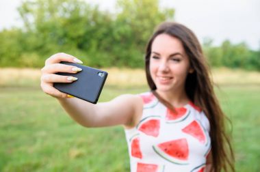 Genç güzel kız selfie gün batımında yapıyor