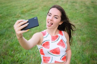 Genç güzel kız selfie gün batımında yapıyor