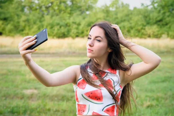 Fiatal gyönyörű lány csinál selfie, naplementekor — Stock Fotó