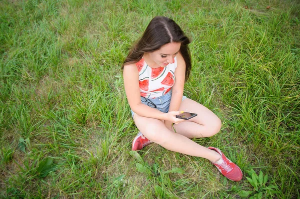 Jovem menina bonita fazendo selfie ao pôr do sol — Fotografia de Stock