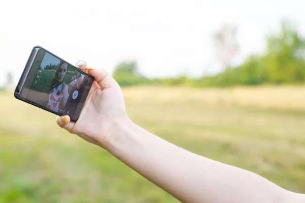 Joven hermosa chica haciendo selfie al atardecer — Foto de Stock