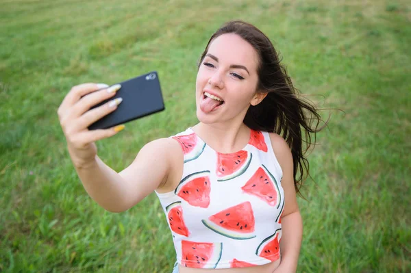 Joven hermosa chica haciendo selfie al atardecer — Foto de Stock