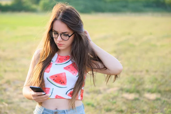 Günbatımında bir parkta güzel bir genç kadın portresi