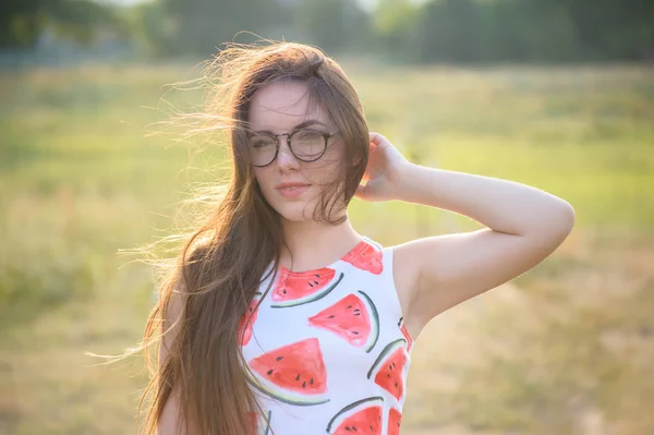 Portré egy gyönyörű fiatal nő, egy parkban, a naplemente — Stock Fotó