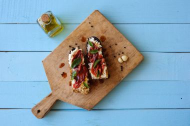 İtalyan bruschetta kavrulmuş domates, mozzarella peyniri ve 