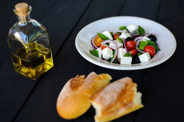 Salada mediterrânea vegetal fresca e saudável com queijo feta — Fotografia de Stock