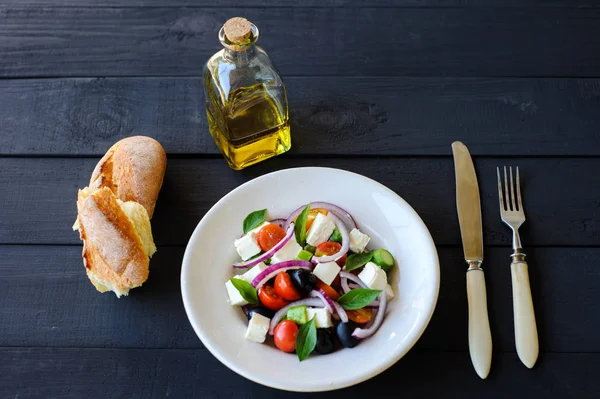 Ensalada mediterránea vegetal fresca y saludable con queso feta — Foto de Stock