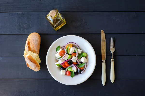 Taze ve sağlıklı sebze Akdeniz salatası beyaz peynir ile — Stok fotoğraf