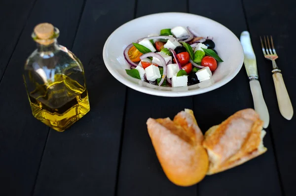 Salată mediteraneană de legume proaspete și sănătoase cu brânză feta — Fotografie, imagine de stoc