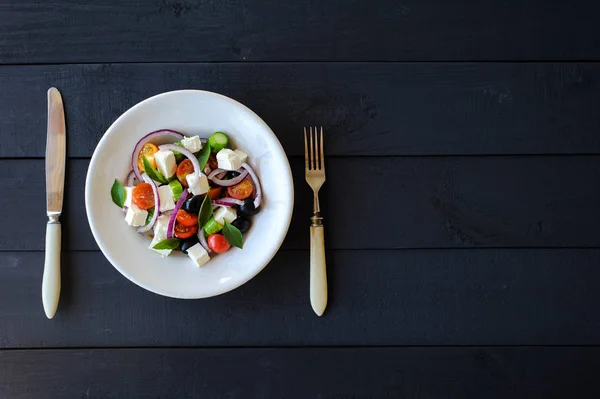 Salada mediterrânea vegetal fresca e saudável com queijo feta — Fotografia de Stock