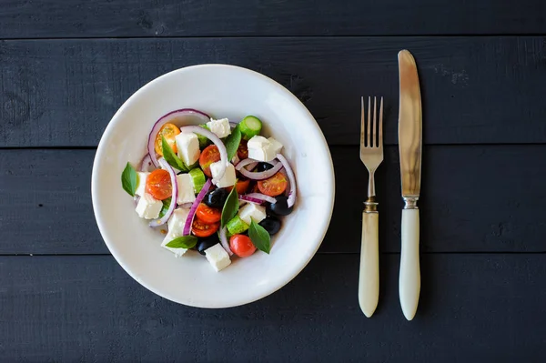 Salada mediterrânea vegetal fresca e saudável com queijo feta — Fotografia de Stock