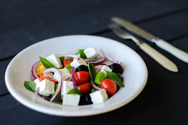 Salada mediterrânea vegetal fresca e saudável com queijo feta Fotos De Bancos De Imagens Sem Royalties
