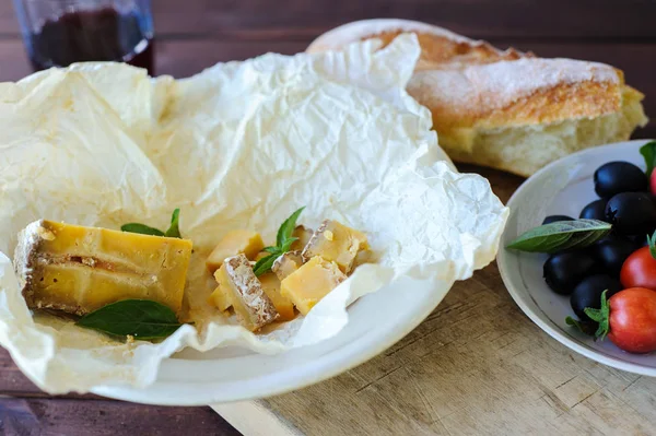 Mavi peynir, zeytin ve domates parçası yakın çekim — Stok fotoğraf