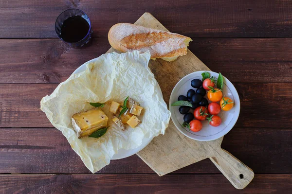 Mavi peynir, zeytin ve domates parçası yakın çekim