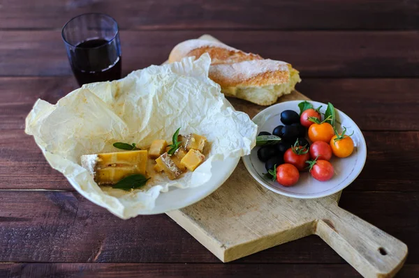 Pedazo de queso azul, aceitunas y tomates de cerca — Foto de stock gratis