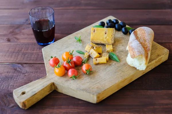 Bit blå ost, oliver och tomater närbild — Stockfoto