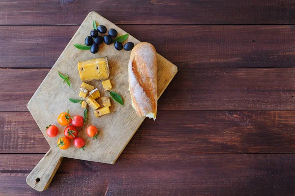 Morceau de fromage bleu, olives et tomates en gros plan — Photo