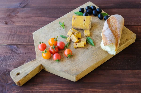 Piece of blue cheese, olives, and tomatoes close up — Free Stock Photo