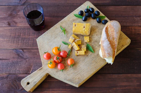 Bit blå ost, oliver och tomater närbild — Stockfoto