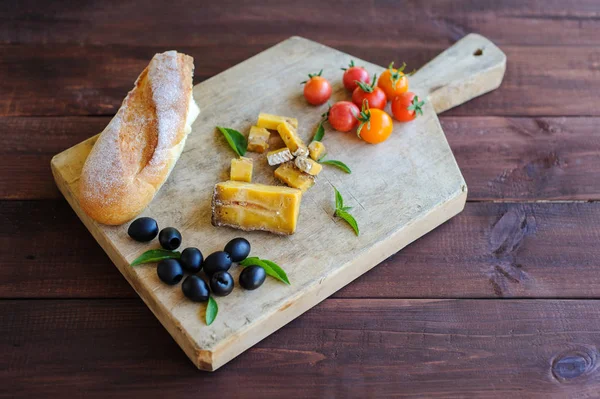 Morceau de fromage bleu, olives et tomates en gros plan — Photo