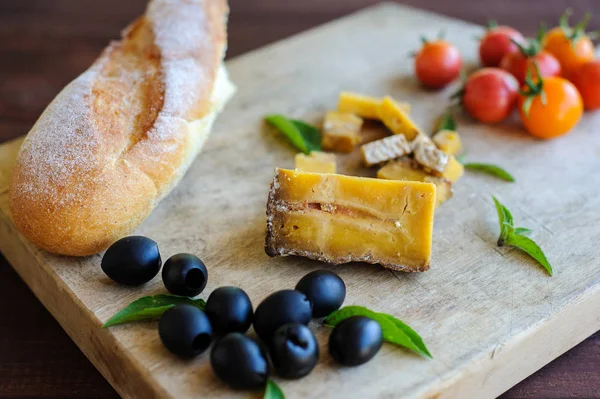 Pedaço de queijo azul, azeitonas e tomates de perto — Fotografia de Stock Grátis