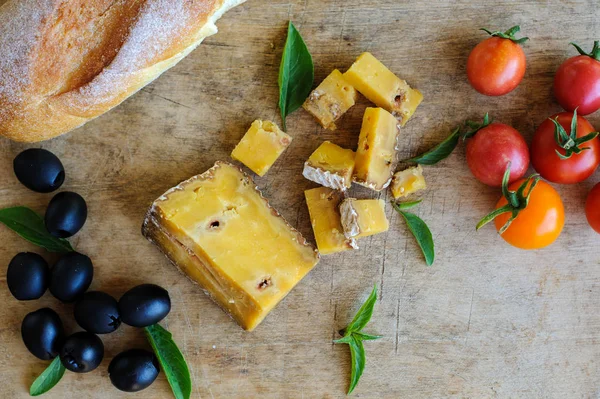 Morceau de fromage bleu, olives et tomates en gros plan — Photo