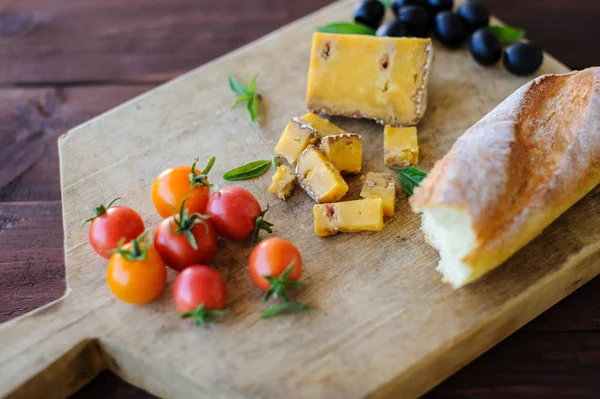 Mavi peynir, zeytin ve domates parçası yakın çekim