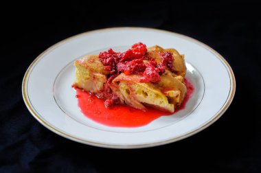 Meyve pasta ahududu ile reçel koyu arka plan üzerinde