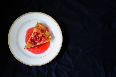 Meyve pasta ahududu ile reçel koyu arka plan üzerinde