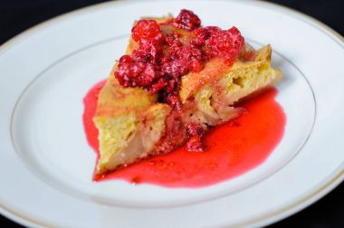 Meyve pasta ahududu ile reçel koyu arka plan üzerinde