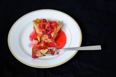 Meyve pasta ahududu ile reçel koyu arka plan üzerinde