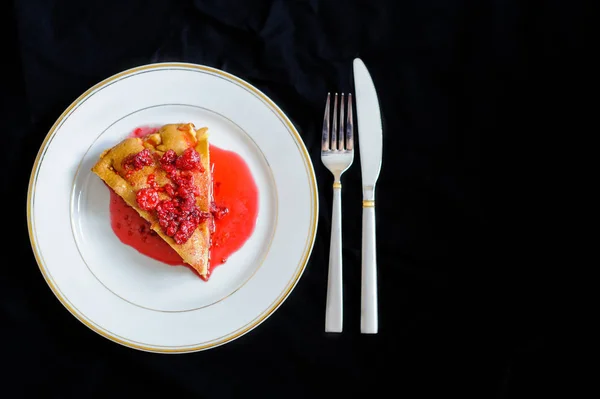 Tarte aux fruits avec confiture de framboises sur fond sombre — Photo gratuite