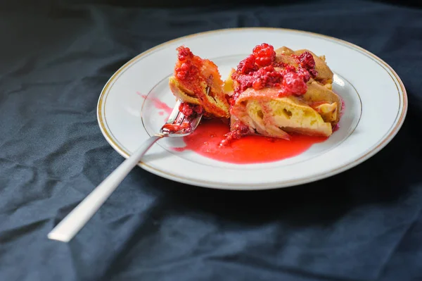 Meyve pasta ahududu ile reçel koyu arka plan üzerinde