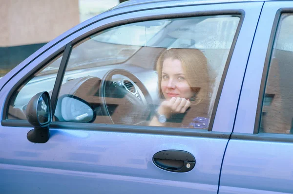 Retrato de una chica en el coche — Foto de Stock