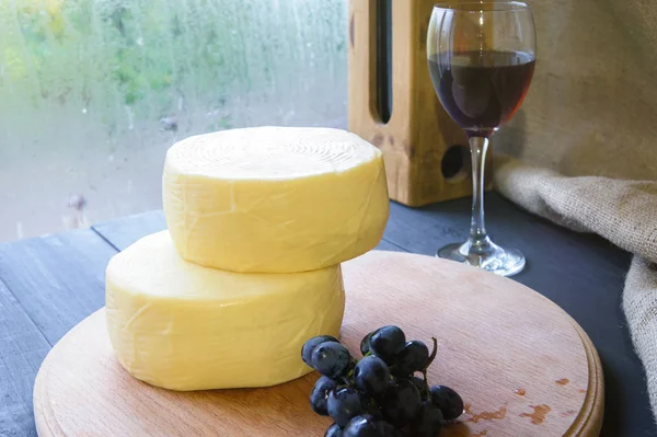 Queso casero Caciotta sobre tabla de madera estilo rural —  Fotos de Stock