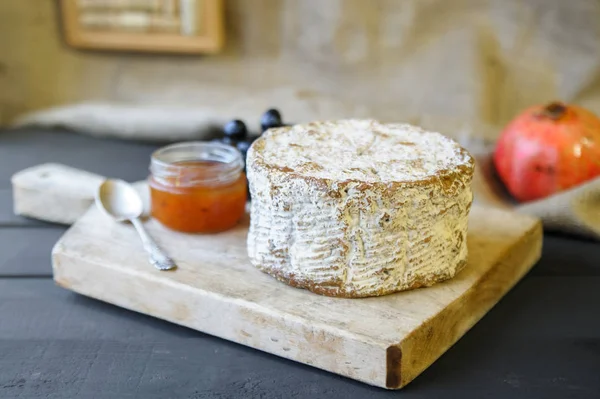 Shropshire hecho en casa Queso azul sobre tabla de madera con uvas y — Foto de stock gratis