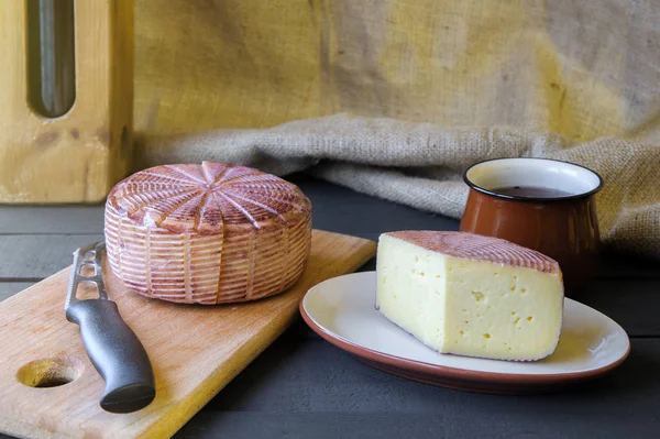 Zelfgemaakte Caciotta kaas op houten plank landelijke stijl — Gratis stockfoto