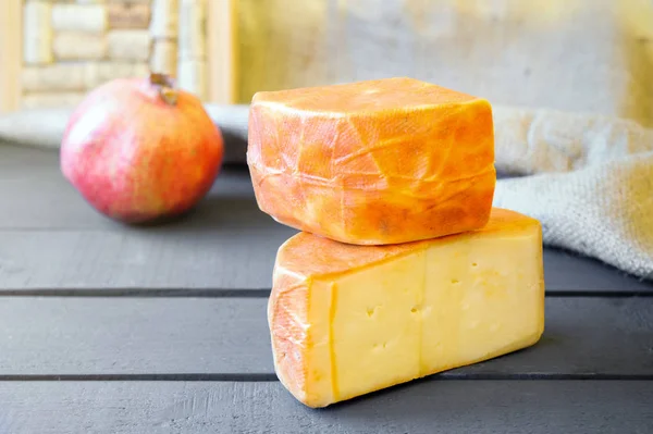 Queso casero Caciotta sobre tabla de madera estilo rural —  Fotos de Stock