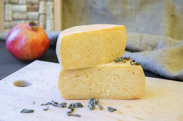 Hemmagjord Caciotta-ost på träskiva lantlig stil — Stockfoto