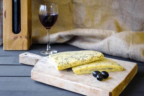 Formaggio haloumi fatto in casa su tavola di legno con olive Immagine Stock